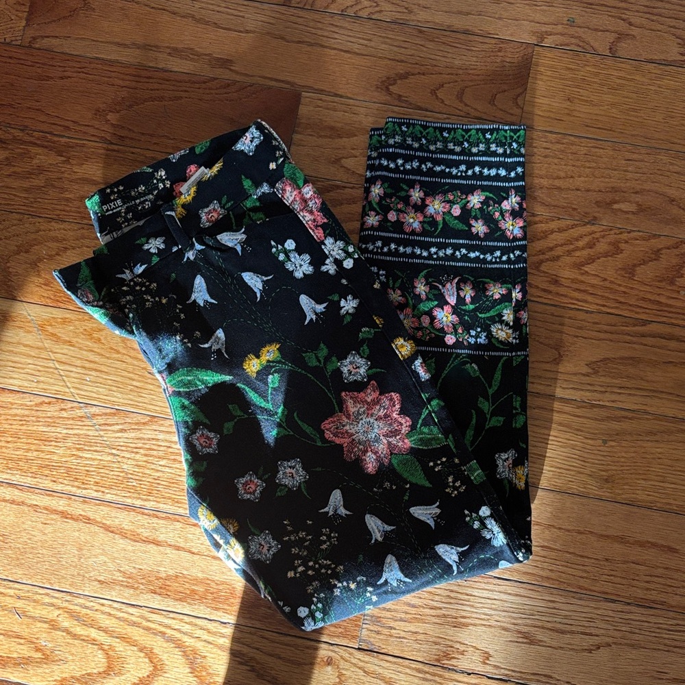 Old Navy Woman Pixie Pants with Floral Design - Black and Green